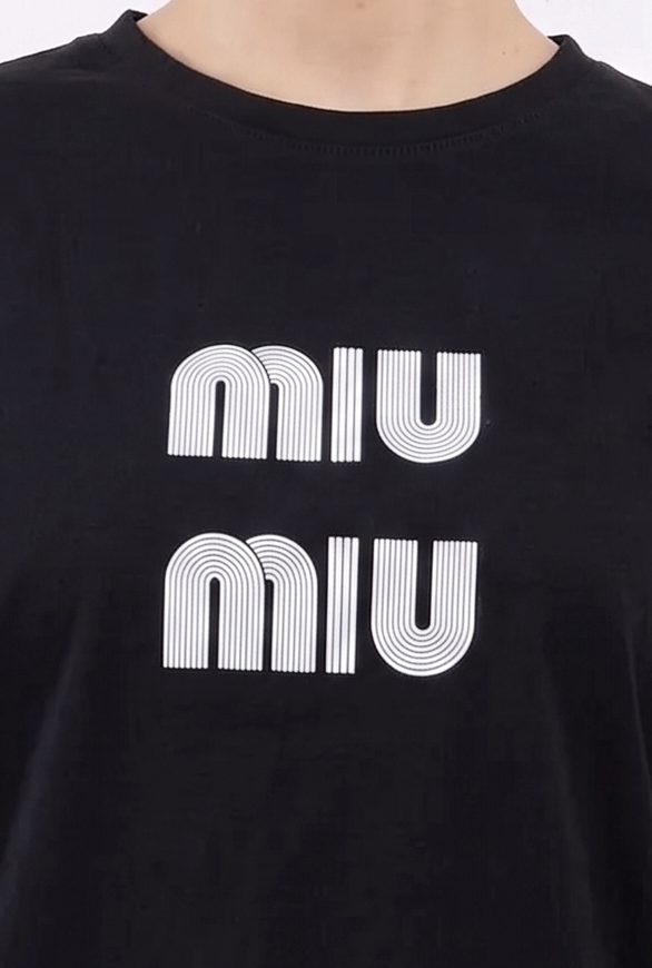 نمای 2 تیشرت باکسی پنبه چاپ برجسته Miu